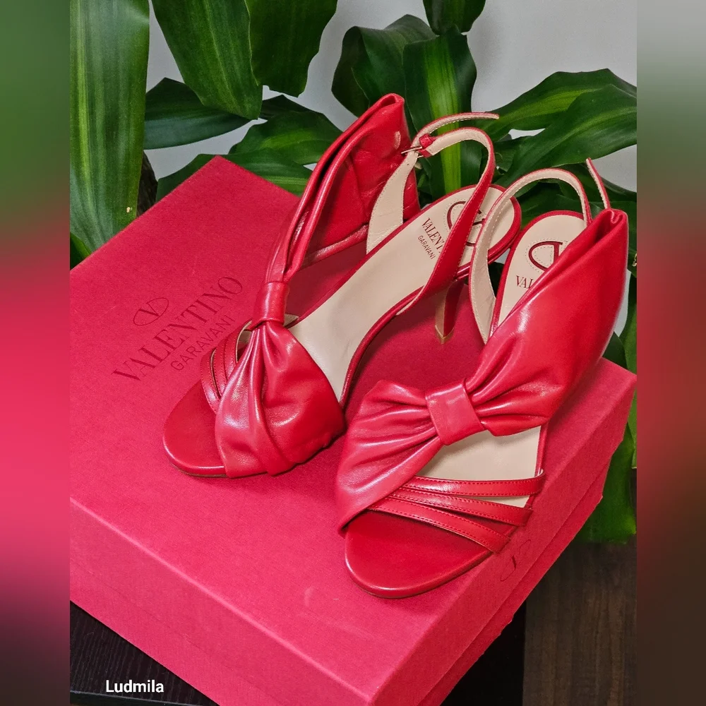 VALENTINO‎ GARAVANI women's size 36 dark red heels